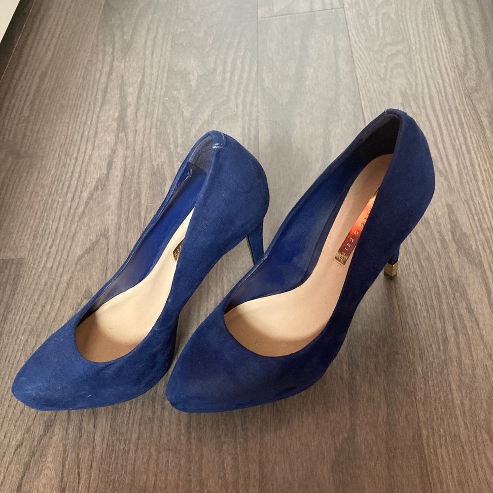 Charles Keith blue pump size 6